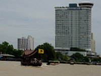 DSC 1297  Un gratte-ciel au bord de la rivière