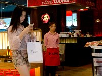 DSC 1967  Une jeune fille dans le centre commercial de Central Word