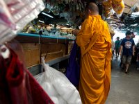 DSC 0883-2  Un moine examinat des amulettes