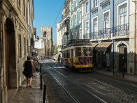 Un tram de la ligne 28 près de la cathédrale