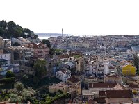 Depuis le Miradouro Sophia de Mello Breyner Andresen : vue sur le Chateau Saint georges et Lisbonne ouest
