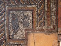 Détail des mosaïques de la piscine et pierre plate sur laquelle chutait l'eau