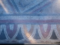 Vestiges des mosaïques de la grande salle à abside, sous une verrière- gelée!