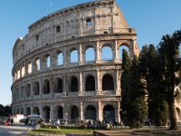 Vue extérieure de la façade construite en blocs de traversin
