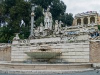 Piazza del Popolo. Fontaine de Neptune.  En haut la villa Borghèse