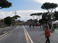 Via imperiali entre le Forum Romain et les forums impériaux. Au fond, le Colysée