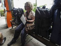 En attendant le bus Pour Sukkotay : Nous, Transport