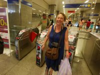 Bangkok : Dans le métro , elle a réussi à passer mais pour Yves, c'est pas gagné... : Nous, Transport