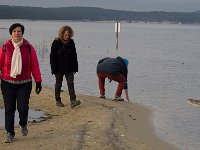 Autour du lac  Christine : elle est plutôt fraiche Françoise : tu devrais faire attention au crocodile Colette : qu'est ce qu'il a été me coller un crocodile dans cette photo