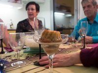 Repas du réveillon  Un beau baba au rhum, Que Françoise essaie encore une fois de piquer sous le regard réprobateur de Colette