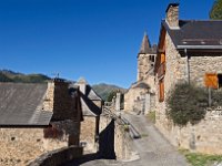 Saint Aventin, rue du village et église   Voir d'autres photos