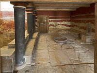 Salle du trône  Le trône est construit en albâtre. Il fut attribué au roi de Cnossos. Sur les fresques, des griffons sans ailes  semblent protéger le trône.