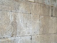 Les lois de Gortyne  Ces lois furent gravées au cinquième siècle avant Jésus Christ. Elles portent sur le droit de la famille. Ces lignes sont écrites en boustrophédon (Ecriture qui consiste à écrire alternativement de gauche à droite et de droite à gauche ligne après ligne comme les sillons des champs). Les lois traitent entre autres du droit des esclaves, des divorces, adoptions, crimes sexuels ou du droit des femmes....