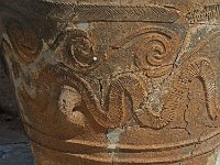 Décoration du pythoi de l'entrée nord