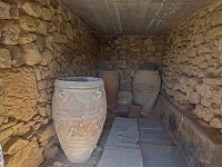 Magasin et ses pythois (jarres) de stockage