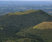 Puy de  Côme (à gauche) et Grand Suchet (partiel à droite)  Le puy de Côme culmine à 1 252 m, il est le 2ème plus grand volcan de la Chaîne des Puys.