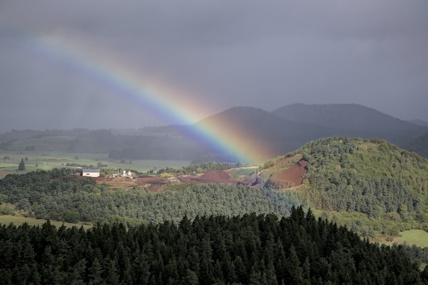 Puy de la Toupe sous un arc en ciel