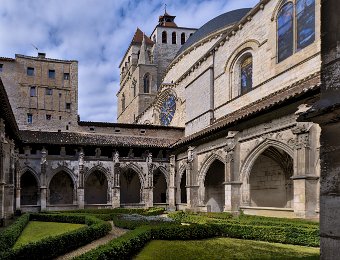 Le cloître  Le jardin du cloître de la cathédrale, "Le préau céleste" est d'inspiration religieuse. Il fait référence au Cantique des Cantiques ainsi qu'à la Verge Marie par les couleurs utilisées. Il est composé de buis et de lavande.