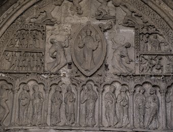 Le tympan du portail nord  Il est dédié à l'ascension du Christ et au martyre de Saint Etienne