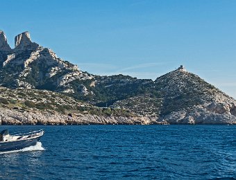 Sémaphore de Callelongue  Culminant à 109m d'altitude, c'était un poste de défense chargé de surveiller les approches de bâteaux. Il domine la calanque du même nom. Il a été restauré en 2016