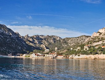 Calanque de Sormiou  C'est la plus large des calanques de Marseille mais aussi la plus fréquentée. Elle abrite un petit port protégé par une digue. Elle est habitée en permanence.