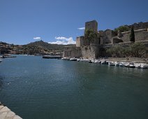 Le port, au fond sur la colline le fort Saint Elme