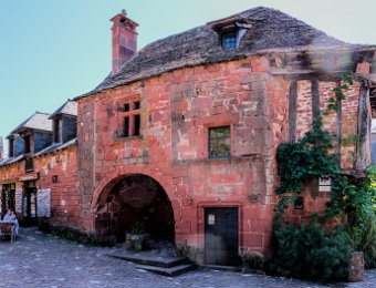 Maison de la Sirène  Cette demeure du XVIe siècle  abrite un musée d'art et de traditions populaires . Elle doit son nom à une sculpture de sirène en haut à droite de la porte