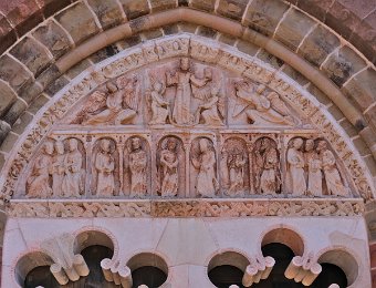 Eglise Saint Pierre - Tympan du portail  Tympan finement sculpté (XIIe siècle) qui représente sans doute le thème de l’Ascension