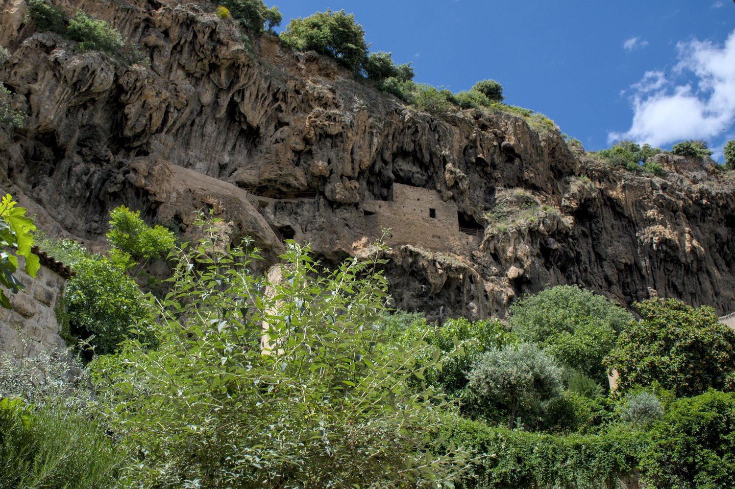 La falaise de tuf et les habitats troglodytes