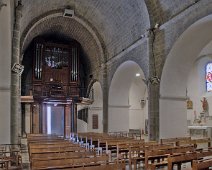 Nef de l'église  L'intérieur de l'église Saint-Pierre est composé d'une grande nef centrale flanquée de chapelles latérales. La voûte de la nef est en croisée d'ogives, typique du style gothique.