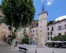 La place de la mairie et la tour de l'horloge