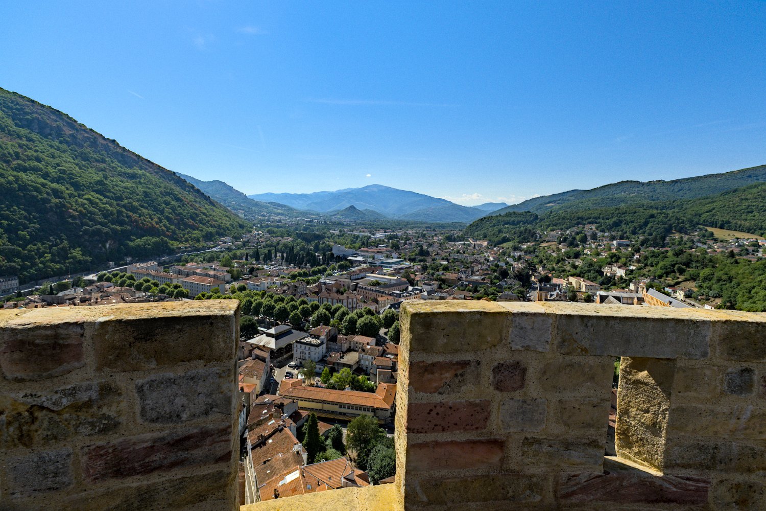Vue sur la ville de Foix et la vallée de l'Ariège