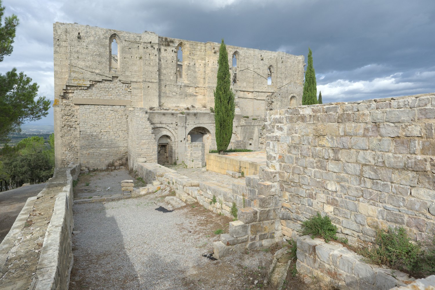 Vue sur la façade sud de l'église abbatiale