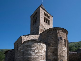Axiat  Edifice roman à une nef avec transept et trois absides