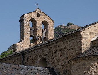 Vernaux  Clocher. Au fond on distingue le château de Lordat
