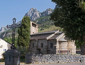 Verdun  Eglise Saint-Blaise dont le caractère montagnard est apporté par le massif du Quié qui la domine