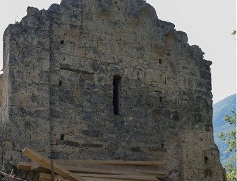 Arnave  La façade. La chapelle est renommée pour sa "pierre noire" qui guérirait de l'épilepsie. Fut de ce fait longtemps un lieu de pélerinage