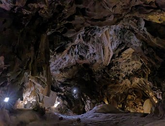 Galerie du cimetière - Au centre le tombeau de Pyrène et au-dessus la larme de Pyrène