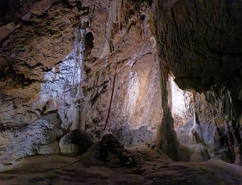 Vestige de la mission deep time (cables au centre pour l'accès à l'eau potable)