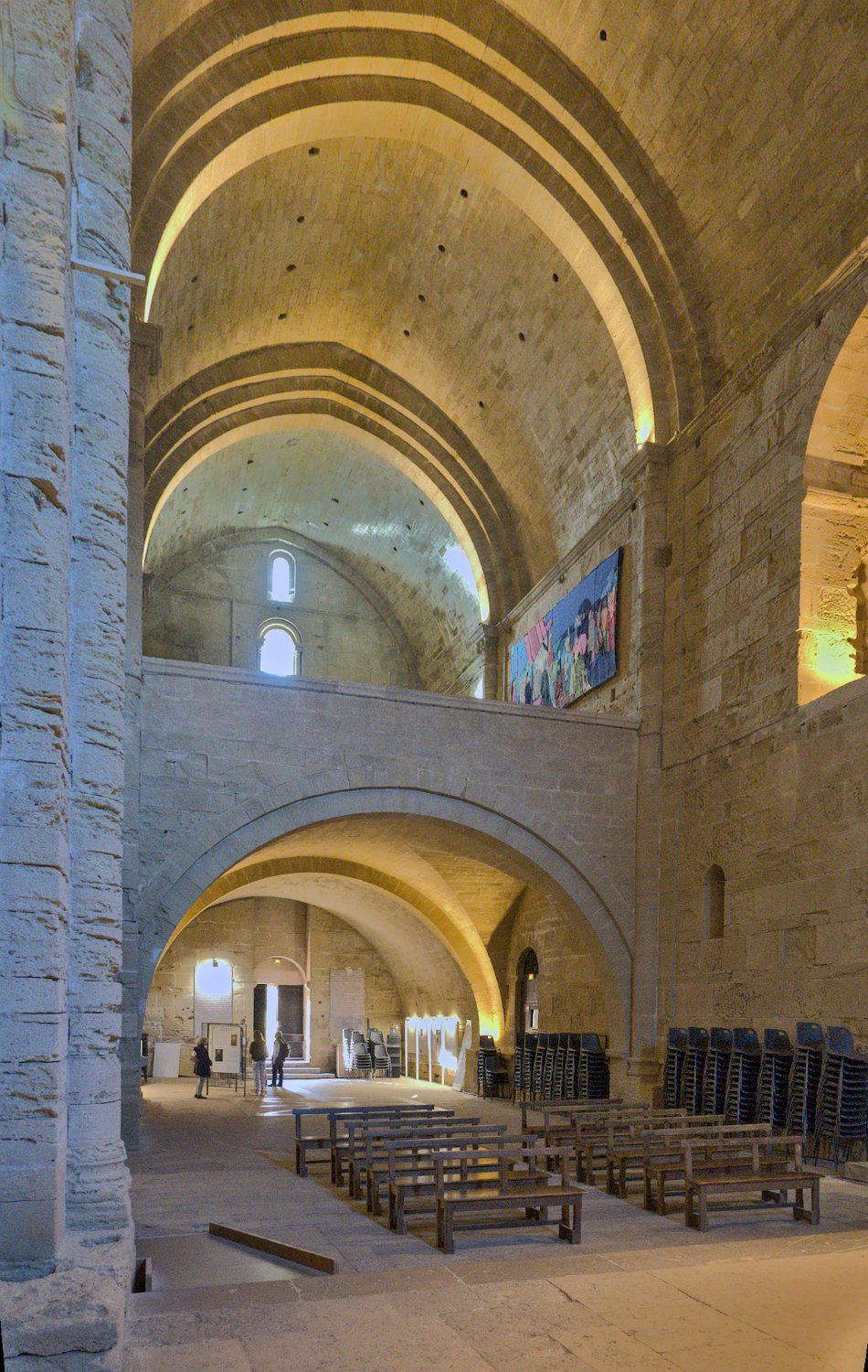 La nef, à l'étage la tribune des chanoines