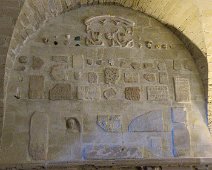 Ensemble de bas-reliefs et d'épitaphes découverts lors de la rénovation du dallage (mur 2ème travée)