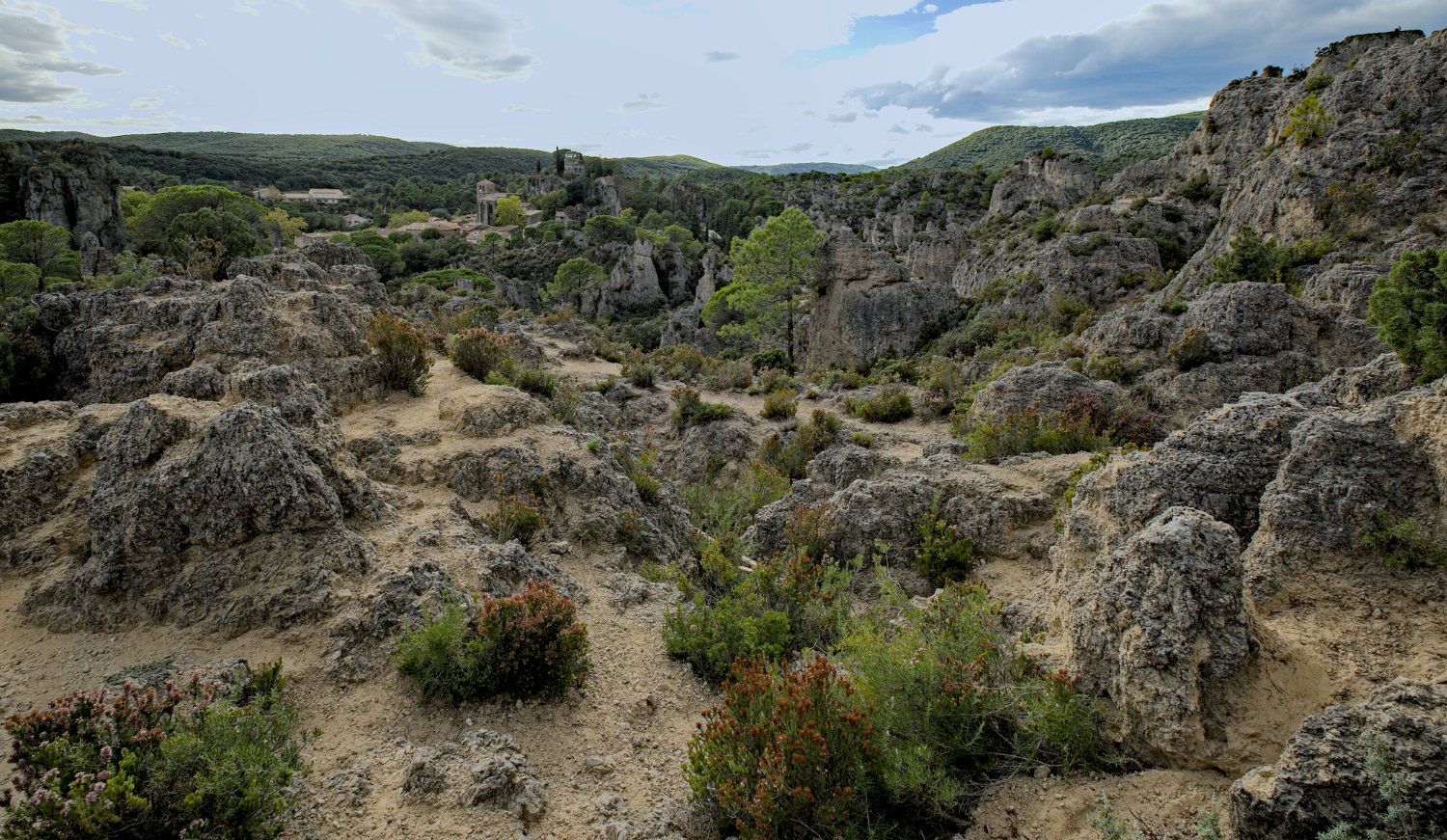 Vue d'ensemble du cirque, au centre le village de Mourèze