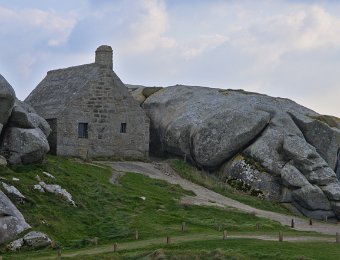 Le Ménéham- la maison de douanier  Ce corps de garde aurait été édifié en 1756. Il a au départ abrité des miliciens, puis des douaniers à partir de 1792. Les premières maisons du hameau seront construites à partir de 1840