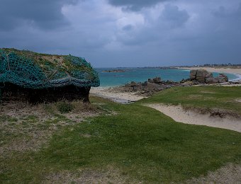 Le Ménéham- tas de goémont et grande plage