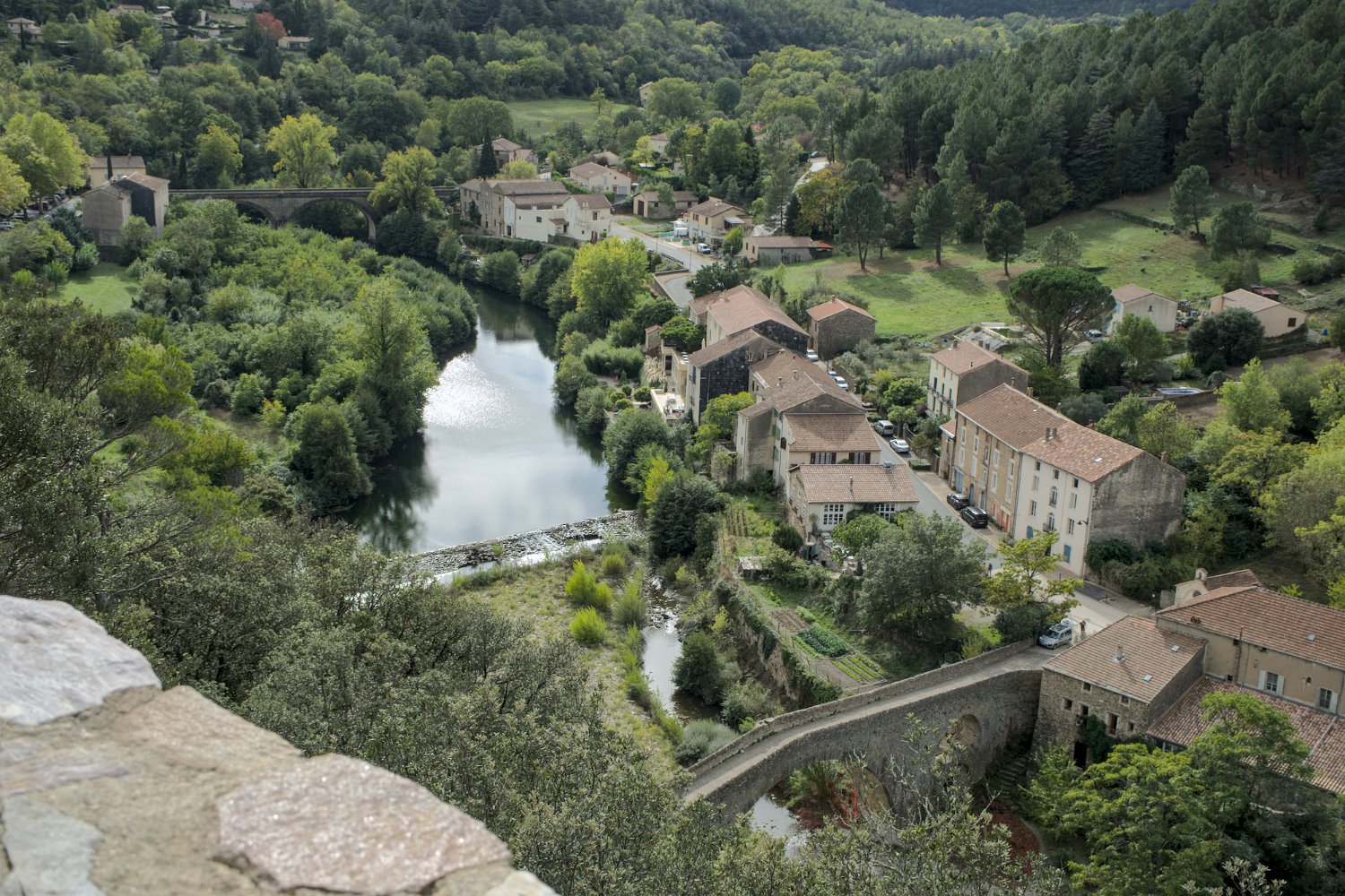 Vue sur le pont du Diable et la vallée du Jaur