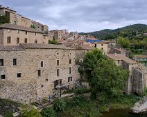Vue sur les maisons et le moulin au bord du Jaur