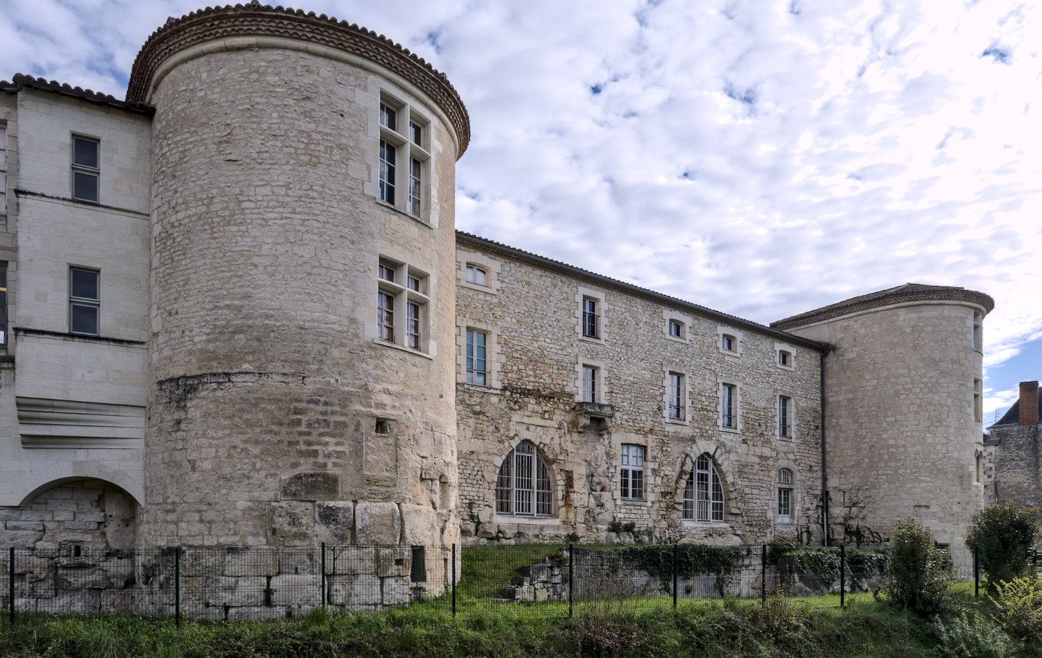 Centre national de la préhistoire - Rempart utilisé comme soubassement du bâtiment