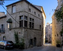 Immeuble à l'angle de rue Montmorency et de la rue Canabasserie. Sur la façade dans la niche vitrée  la Pieta (XVè siècle)