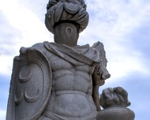 SCulpture d'angle de l'obélisque représentant l'Afrique