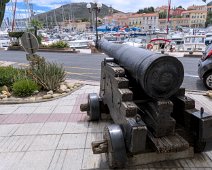 Vue sur le port de plaisance ...bien protégé